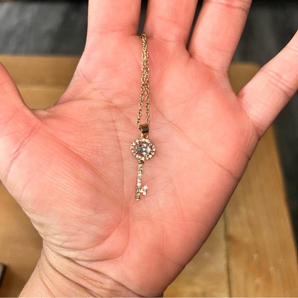 Elegant Gold Key Pendant Necklace - Picture 3 of 4